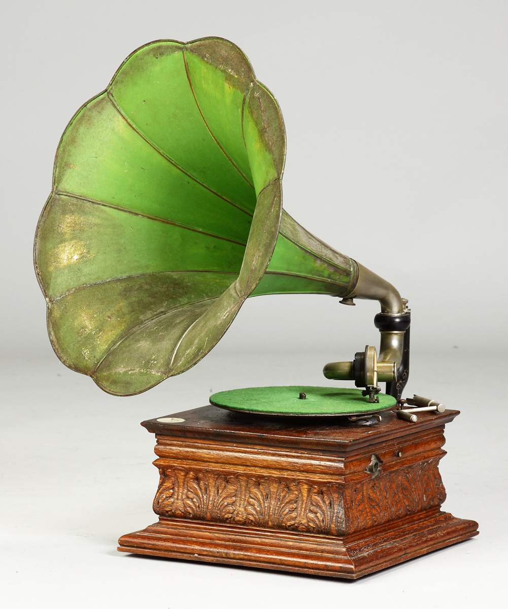 Auktion Antique Phonograph Music Box Clock Auction Featuring