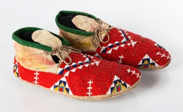 Rosebud Sioux Moccasins Bound with Green Felt and Painted with Ochre