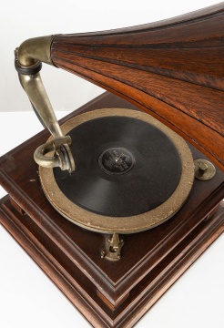 Victor Phonograph V with Wooden Spearpoint Horn