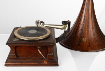 Victor Phonograph V with Wooden Spearpoint Horn