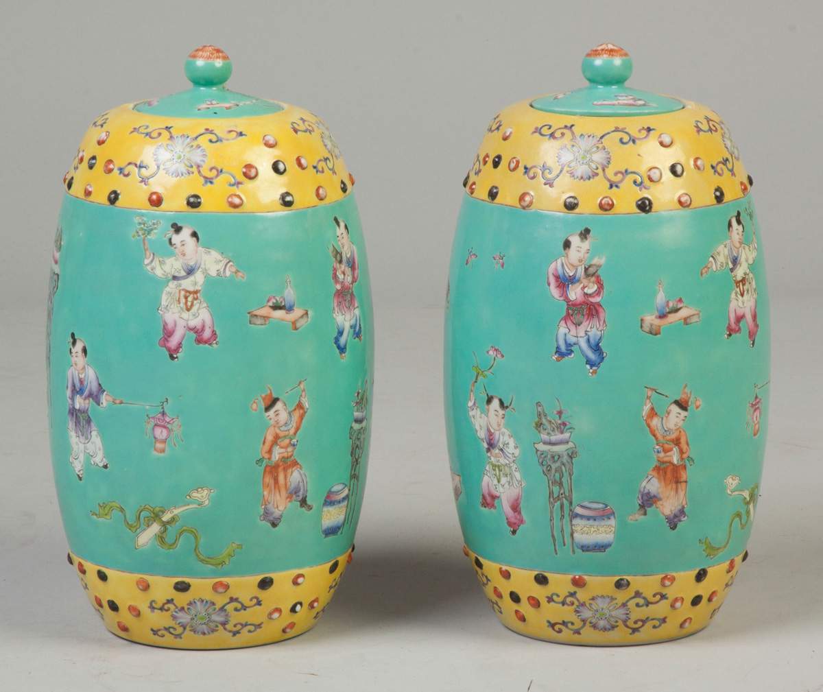 pair-of-chinese-porcelain-covered-jars-cottone-auctions